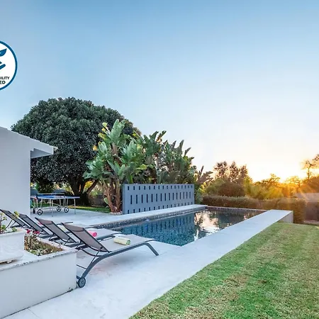 Villa In Portugal With Infinity Pool & Golf Nearby וילה