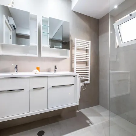 Modern 4 Bed Villa, Private Infinity Pool, Wi-fi Villa