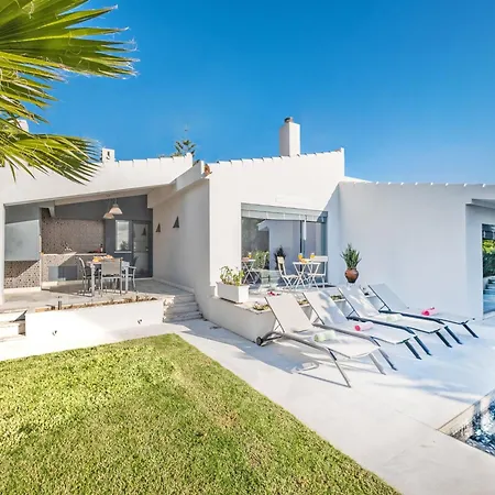 Modern 4 Bed Villa, Private Infinity Pool, Wi-fi Villa Alvor