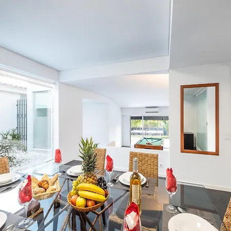 Modern 4 Bed Villa, Private Infinity Pool, Wi-fi Villa