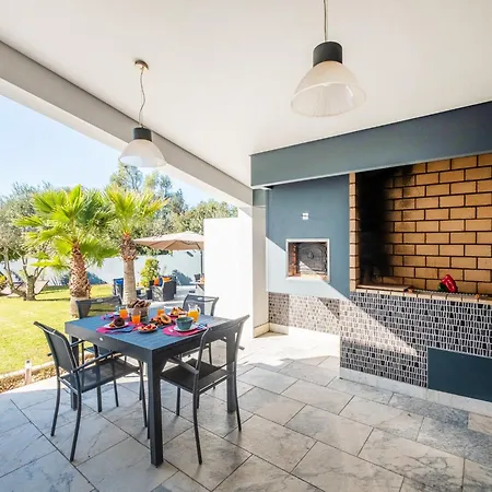 Villa Modern 4 Bed Villa, Private Infinity Pool, Wi-fi