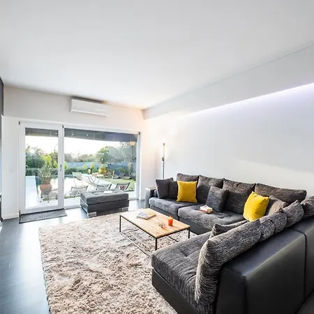 Modern 4 Bed Villa, Private Infinity Pool, Wi-fi Villa Alvor