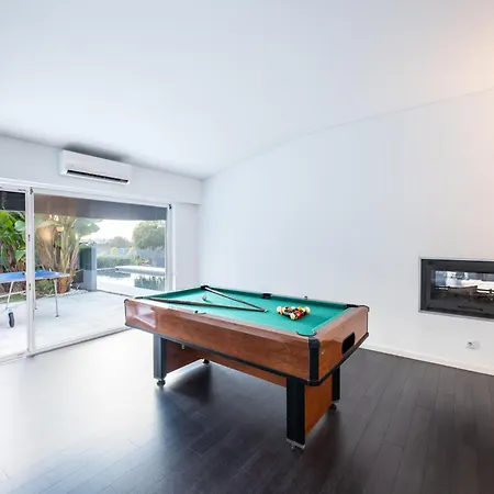Modern 4 Bed Villa, Private Infinity Pool, Wi-fi * Alvor
