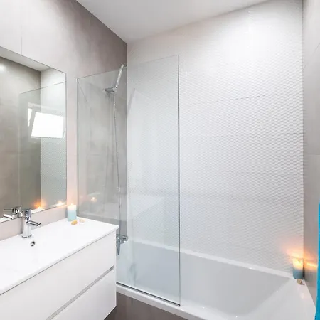 Modern 4 Bed Villa, Private Infinity Pool, Wi-fi Villa